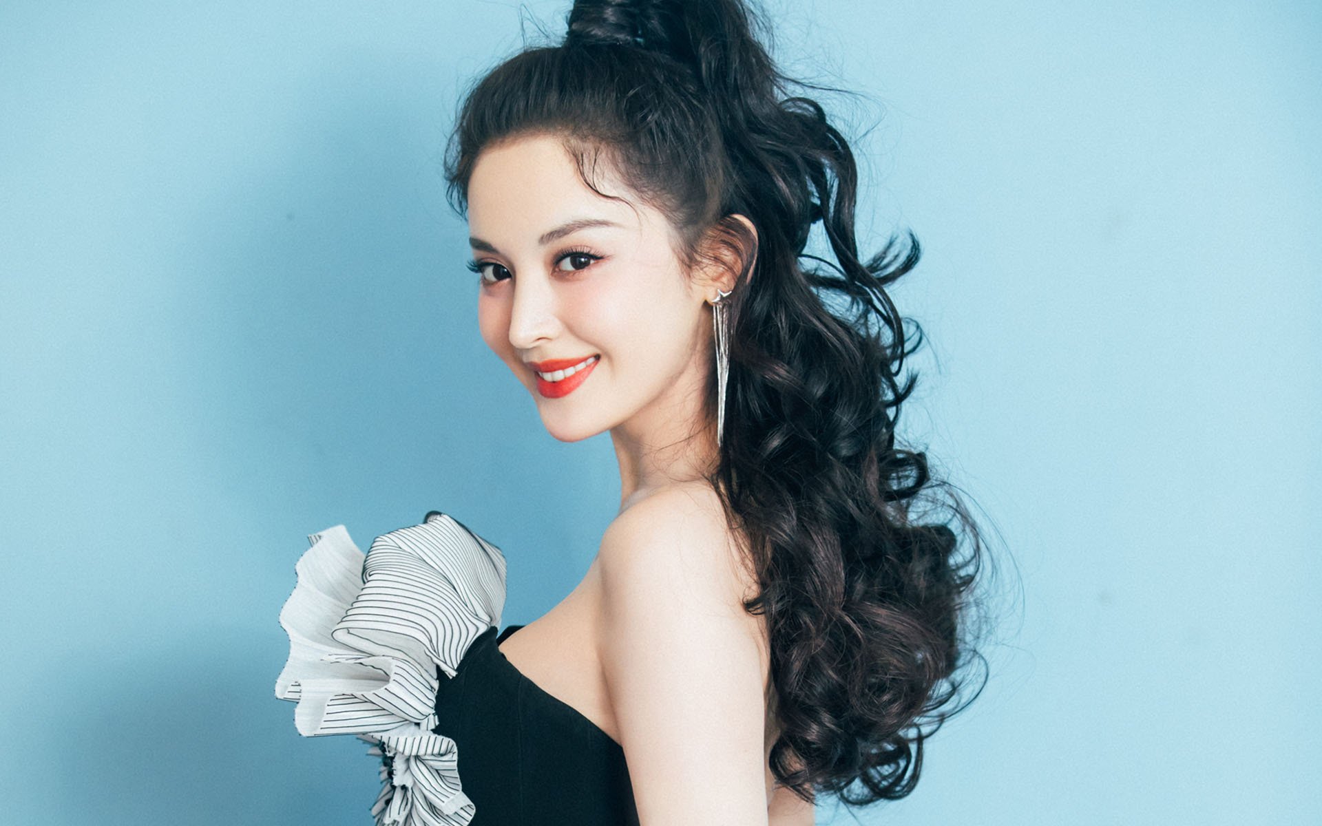 爱游戏中国官方登录入口网站-史上最年轻“进球王”首次登顶欧冠，最年轻的进球球员