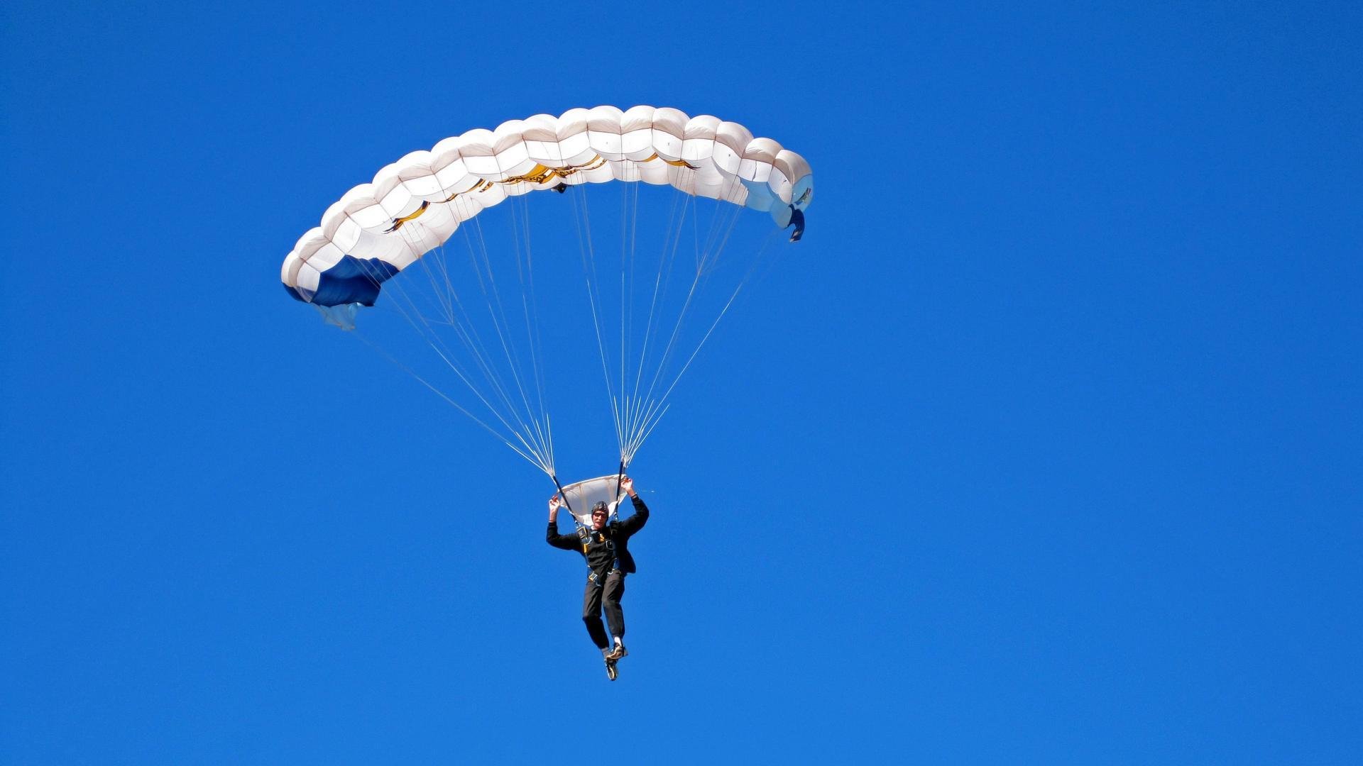 马拉松摄影展记录选手奋力瞬间，马拉松摄影师位置